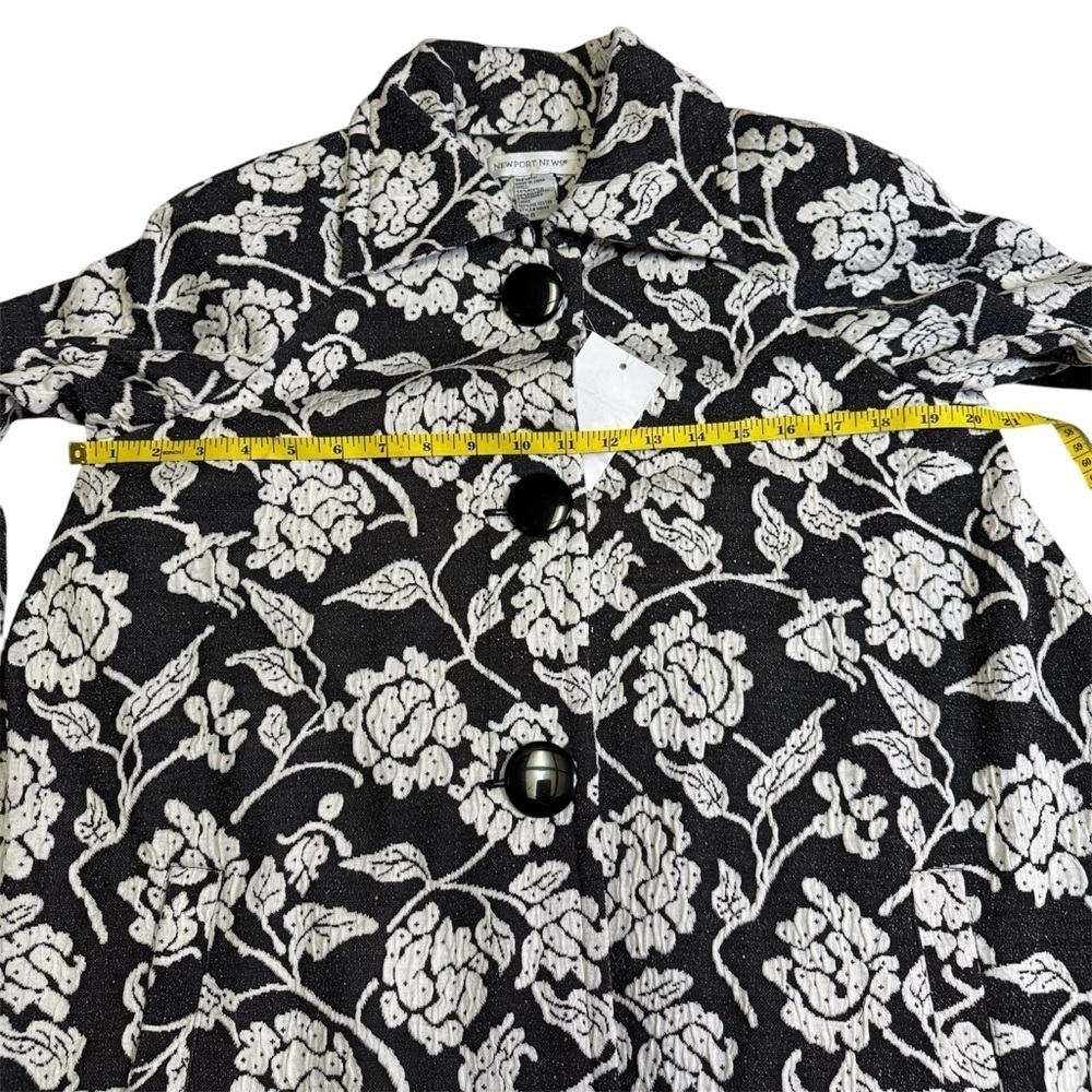Newport News Black & White Floral Brocade Jacket Coat
Size 8
NWT
Vintage - Picture 8 of 11